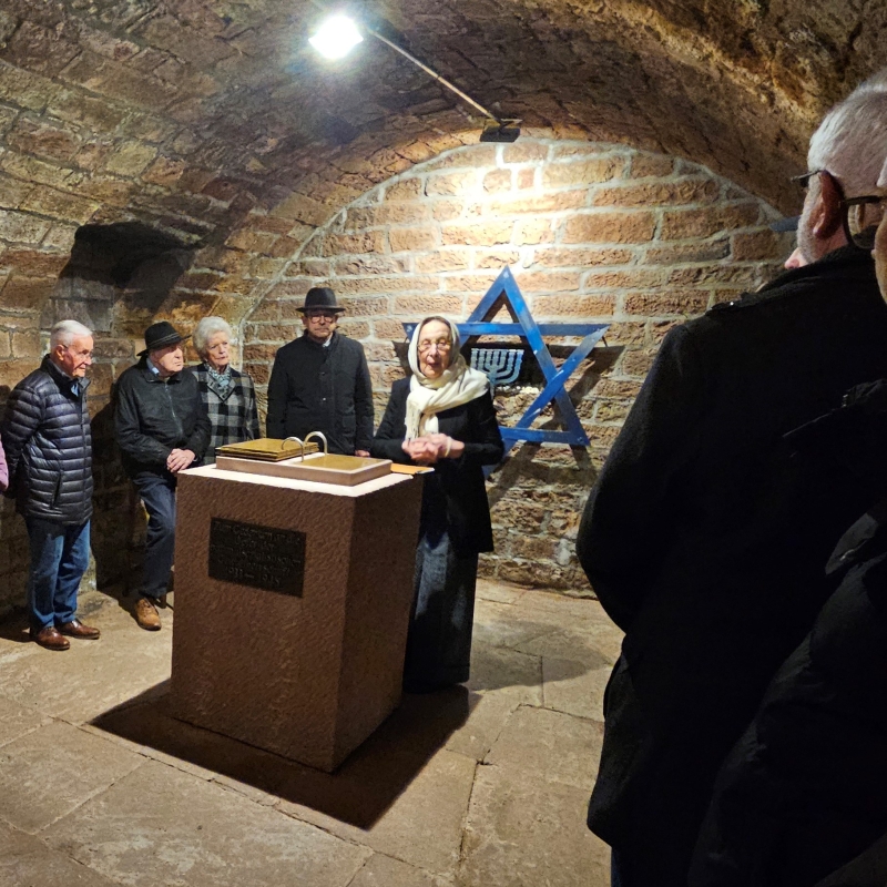 Gedenkveranstaltung Novemberpogrome (Foto: Stadtarchiv Buchen) Zeitzeugin Eveline Goodman-Thau umrahmte die Buchener Gedenkveranstaltung
