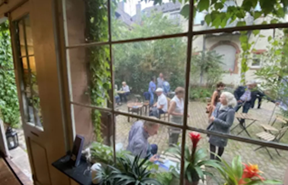 Philosophisches Cafe Landau. Quelle: Atelier Salon-Philosophisches Café Landau