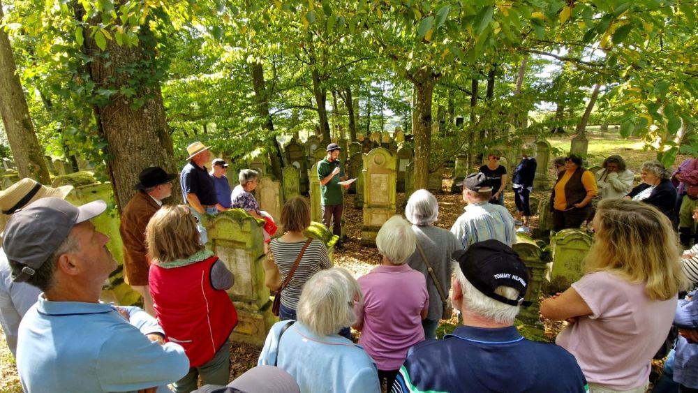 Führung auf dem jüdischen Friedhof in Bödigheim. Quelle: RNZ_Jana Tüschel